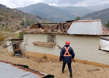 शक्तिशाली हावाहुरीले सोलुखुम्बुमा घरको छानो उडायो