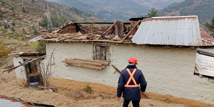 शक्तिशाली हावाहुरीले सोलुखुम्बुमा घरको छानो उडायो