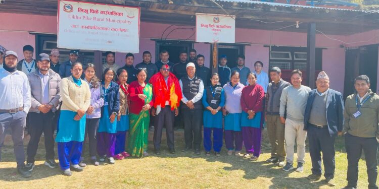 अधिकृतलाइ गाउँपालीकामा स्वाथत गर्दै गाउँपालिका अध्यक्ष मिना कार्की बस्नेत लगायत कर्मचारी ।