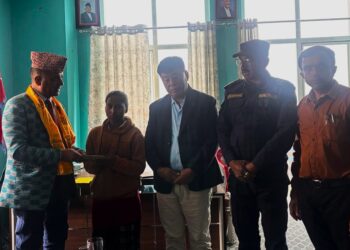 शनिबार बिहान आगलागी भएर घर गुमाएका रमेशलाई दिउँसो प्रशासनको राहत