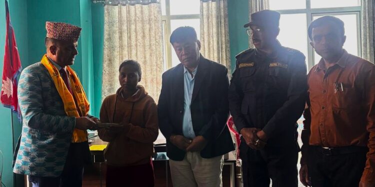 शनिबार बिहान आगलागी भएर घर गुमाएका रमेशलाई दिउँसो प्रशासनको राहत