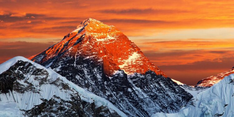 यती एयरलाइन्स र ह्याम्स अस्पतालले सगरमाथा आरोहीलाई छुट दिने