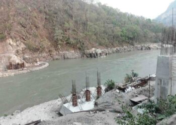 ठेकदारको लापरबाहीले सुनकोशी नदीको पुल वर्षौँदेखि अलपत्र
