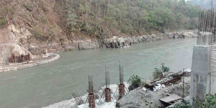 ठेकदारको लापरबाहीले सुनकोशी नदीको पुल वर्षौँदेखि अलपत्र