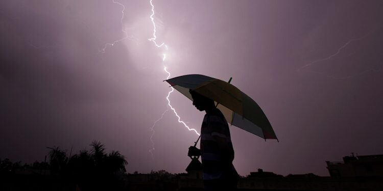 कोशी प्रदेश सहित तीन वटा प्रदेशमा चट्याङसहित वर्षाको सम्भावना