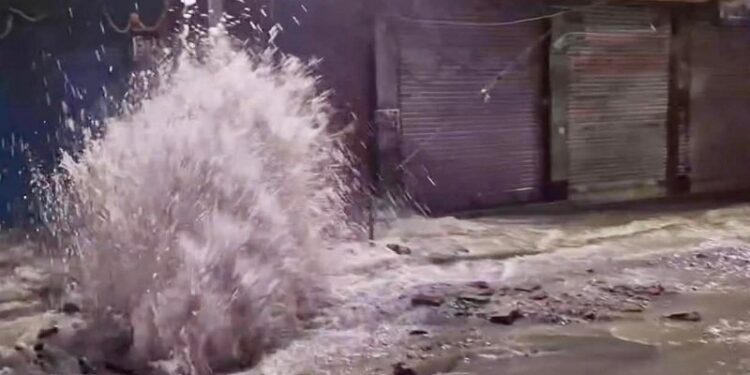 काठमाण्डौको थापाथलीमा मेलम्चीको पाइप फुट्यो, मर्मतको काम हुँदै