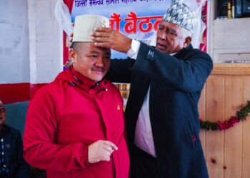  बैठकमा आएका अतिथिलाई स्थानीय अल्लोको टोपी उपहार 