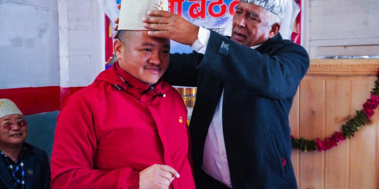  बैठकमा आएका अतिथिलाई स्थानीय अल्लोको टोपी उपहार 