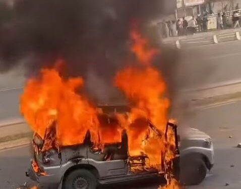 हलेसी तुवाचुङ नगरपालिकाको गाडीमा आगजनी