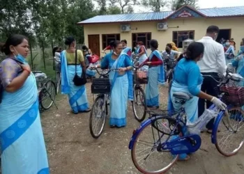 स्वास्थ्य स्वयंसेविकालाई साइकल उपहार