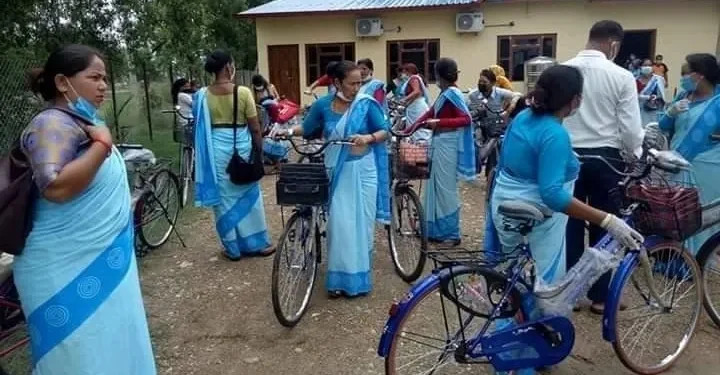 स्वास्थ्य स्वयंसेविकालाई साइकल उपहार