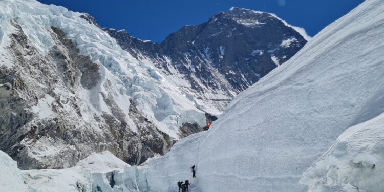 चार सय बढीले लिए सगरमाथा आरोहणको अनुमति