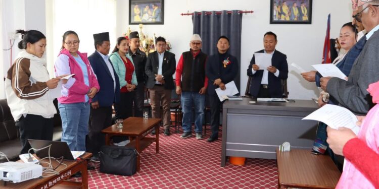 थुलुङका अध्यक्ष राईद्धारा प्राज्ञ संयोजक तथा सदस्यहरुलाई पद तथा सपथ ग्रहण