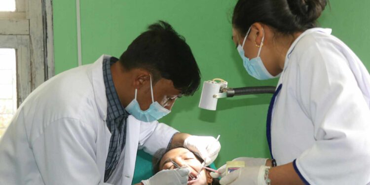 माप्य दुधकोशीका ३ सय बढी नागरिक निः शुल्क दन्त शिविरबाट लाभान्वित