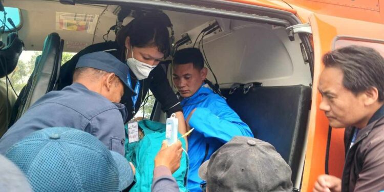 बाबुले काटेर शख्त घाईते भएकी ५ वर्षीया बालिकालाई थुलुङदुधकोशी पालिकाले गर्यो हेलि उद्धार