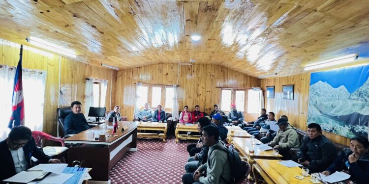 पहिरो पिडितलाई सोलुदुधकुण्ड नगरपालिकाले गर्याे आर्थिक सहयोग