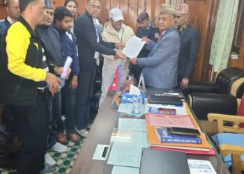 सङ्घीय निजामती ऐन जारीको माग गर्दै सोलुका तीन कर्मचारी संगठनले बुझाए ज्ञापनपत्र