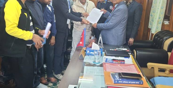 सङ्घीय निजामती ऐन जारीको माग गर्दै सोलुका तीन कर्मचारी संगठनले बुझाए ज्ञापनपत्र