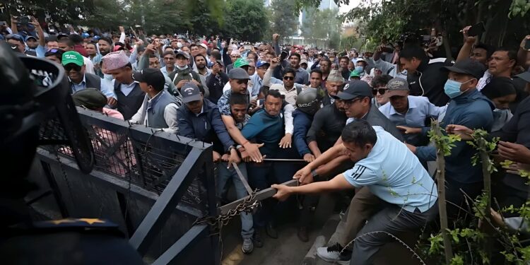 प्रहरीसँगको झडपमा एक दर्जनभन्दा बढी शिक्षक घाइते