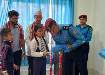 जिल्ला प्रहरी कार्यालय ओखलढुंगाद्धारा विद्यार्थीलाई शैक्षिक सामाग्री वितरण