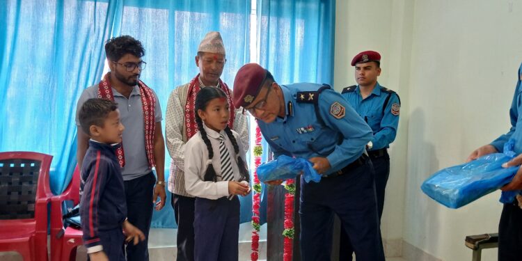 जिल्ला प्रहरी कार्यालय ओखलढुंगाद्धारा विद्यार्थीलाई शैक्षिक सामाग्री वितरण