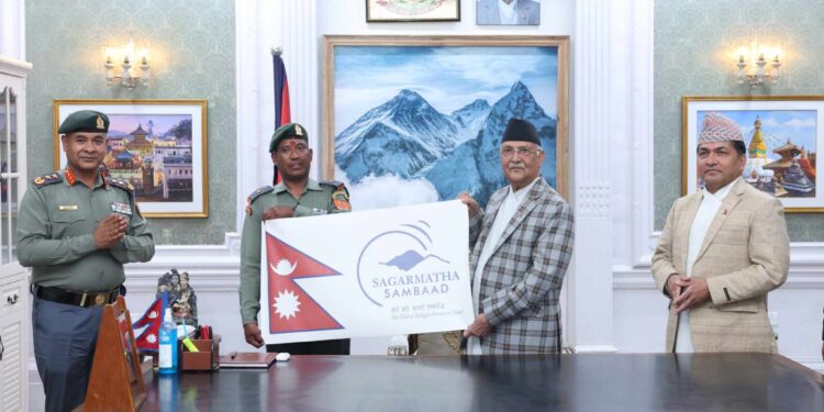 प्रधानमन्त्रीले गरे सगरमाथा चढ्ने तयारीमा रहेका असइ छत्याललाई बिदाइ