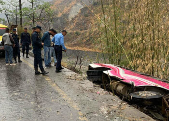 रामेछापका लागि छुटेको बस रोशीमा दुर्घटना