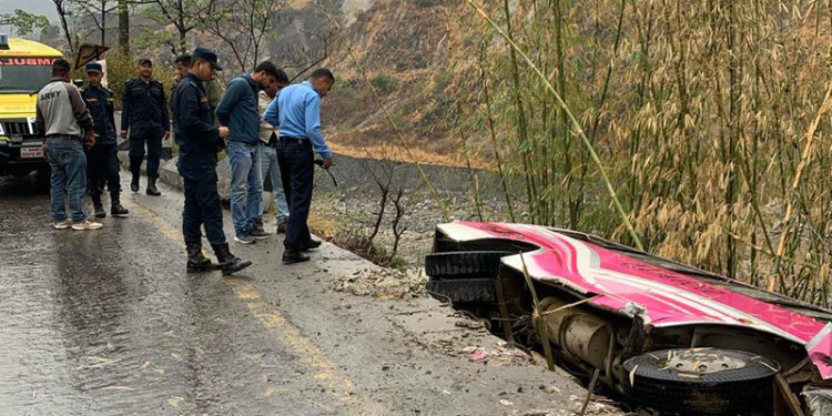 रामेछापका लागि छुटेको बस रोशीमा दुर्घटना