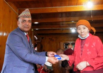 तिब्बती शरणार्थीहरूको परिचयपत्र नवीकरण गर्न जिल्ला प्रशासन पुग्यो थुप्टेन 