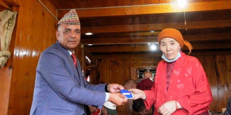 तिब्बती शरणार्थीहरूको परिचयपत्र नवीकरण गर्न जिल्ला प्रशासन पुग्यो थुप्टेन 