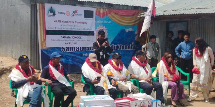 रोटरी क्लब अफ काठमाण्डौँद्वारा आठ थान कम्प्युटर सहयोग