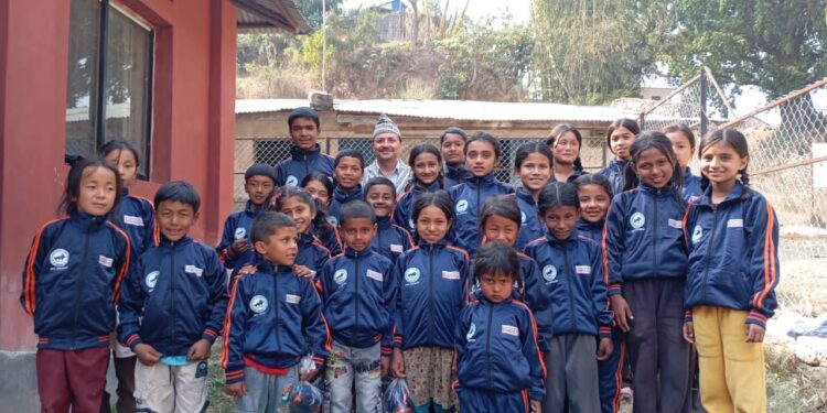 वर्ल्ड भिजन ईन्टरनेसनल नेपाल र जाल्पा एकीकृत बिकास समाज उदयपुरले गर्यो ६ हजार बालबालिकाहरुलाई न्यानो कपडा वितरण