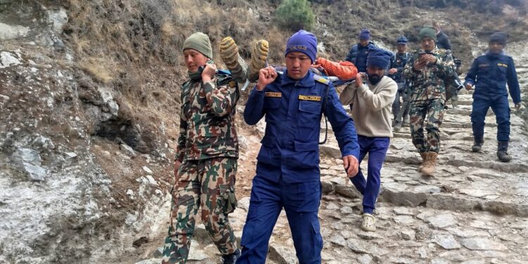 नेपाली सेना र नेपाल प्रहरीले खुम्बुबाट बिरामीकोे उद्धार गर्यो
