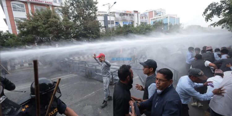 शिक्षक आन्दोलन : खोटाङका दुई सहित एक दर्जन बढी शिक्षक घाइते