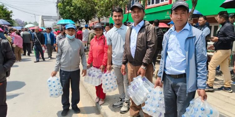 केदार माविद्धारा आन्दोनलरत शिक्षकलाई पानी उपलब्ध