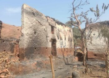 रामेछापमा आगलागीबाट दुई घर नष्ट, आगो निभाउने क्रममा दुई घाइते