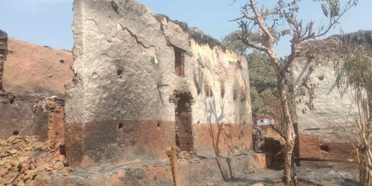 रामेछापमा आगलागीबाट दुई घर नष्ट, आगो निभाउने क्रममा दुई घाइते