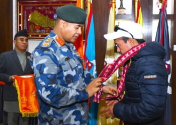 सगरमाथाको टुप्पोमा सशस्त्रको झण्डा फहराउदै अक्कल बहादुर