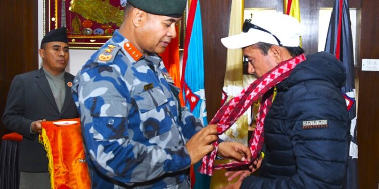 सगरमाथाको टुप्पोमा सशस्त्रको झण्डा फहराउदै अक्कल बहादुर