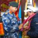 सगरमाथाको टुप्पोमा सशस्त्रको झण्डा फहराउदै अक्कल बहादुर