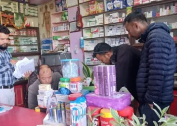 स्वास्थ्य कार्यालय ओखलढुंगाका प्रमुख मन्सुरीको मेडिकलमा सरकारी औषधी बिक्री