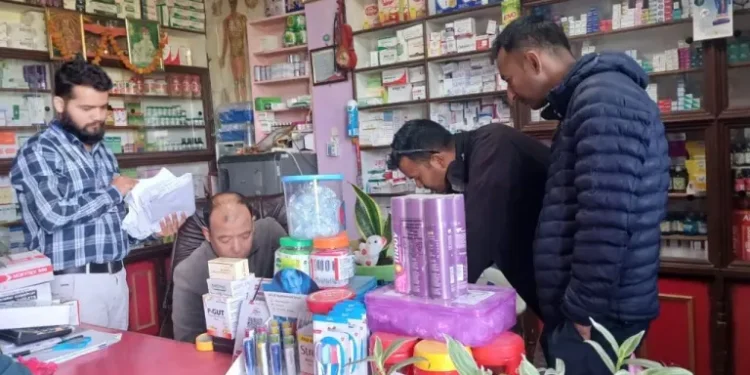स्वास्थ्य कार्यालय ओखलढुंगाका प्रमुख मन्सुरीको मेडिकलमा सरकारी औषधी बिक्री