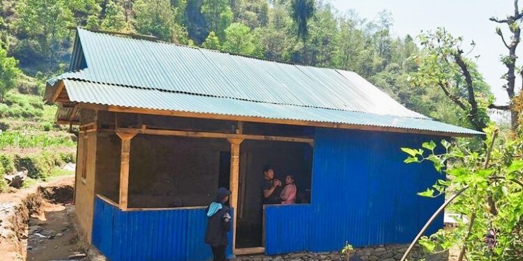 सुङ्देलका पहिरो पिडतलाई चन्दा संकलन गरेर नयाँ घर उपहार