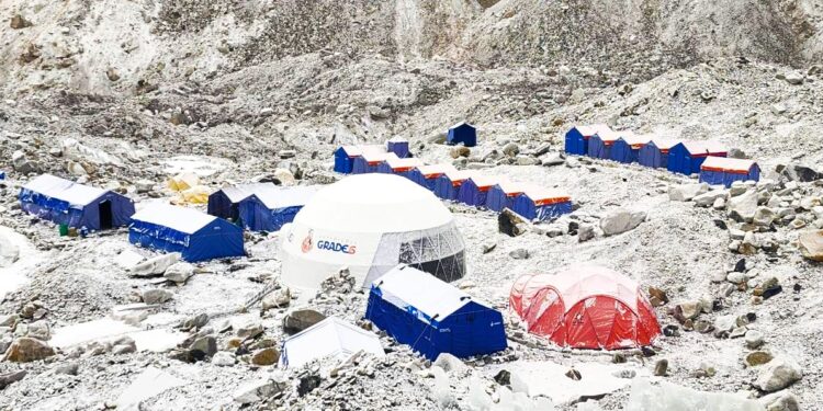 हिमपातका कारण रोकियो सगरमाथा आरोहणका लागि बाटो बनाउने काम