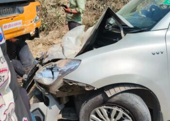 विदेशी पर्यटक लिएर काठमाडौँ जाँदै गरेको गाडी रामेछापमा दुर्घटना