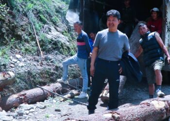 सोलुदुधकुण्डमा काठ व्यवसायीको लापरवाही : सडक भत्कियो