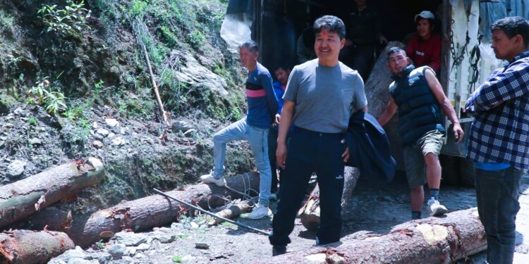 सोलुदुधकुण्डमा काठ व्यवसायीको लापरवाही : सडक भत्कियो