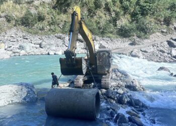 थुलुङ दुधकोशीको मुक्ली र कोशीपारिको सिधा सडक सम्बन्ध तोडियो, बाढीले बगायो ह्‍युमपाइप 