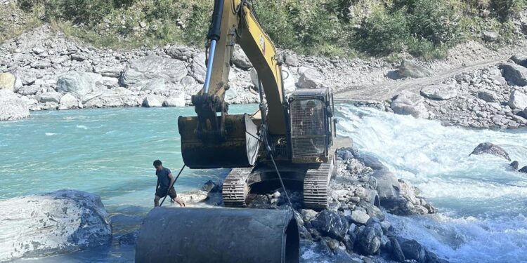 थुलुङ दुधकोशीको मुक्ली र कोशीपारिको सिधा सडक सम्बन्ध तोडियो, बाढीले बगायो ह्‍युमपाइप 