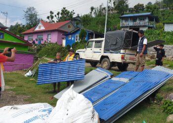 पेल्माङ विकासका लागि सहयोगी हातहरु संस्थाबाट विपन्न परिवारलाई जस्तापाता हस्तान्तरण 